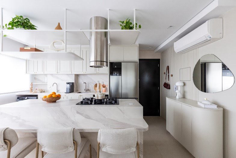 Apartamento de 60m² encanta com décor romântico e a cor do ano 2026