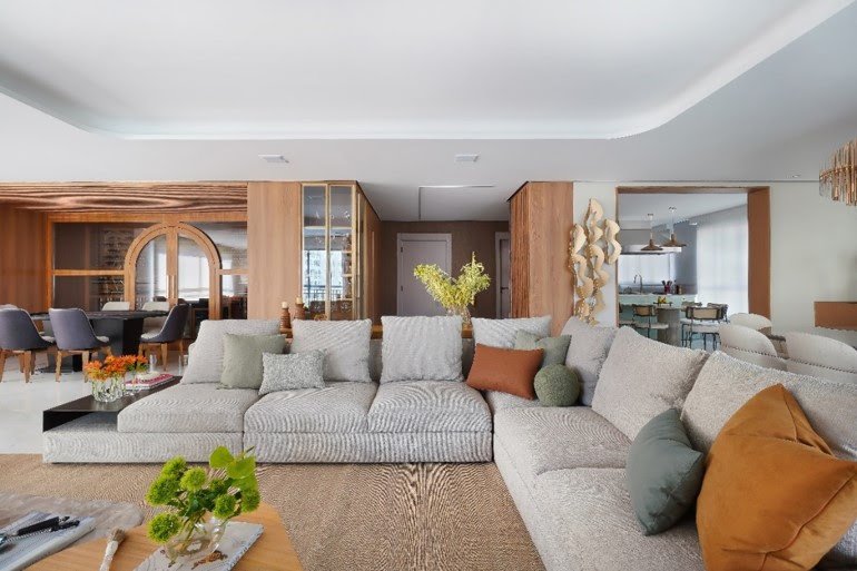 Apartamento de 320m² passa por sua primeira reforma em quase 2 décadas e encanta com adega Walk-in e integração entre na área social